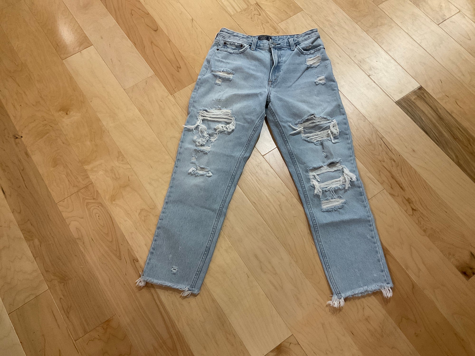 LIGHT WASH ABERCROMBIE DENIM 6