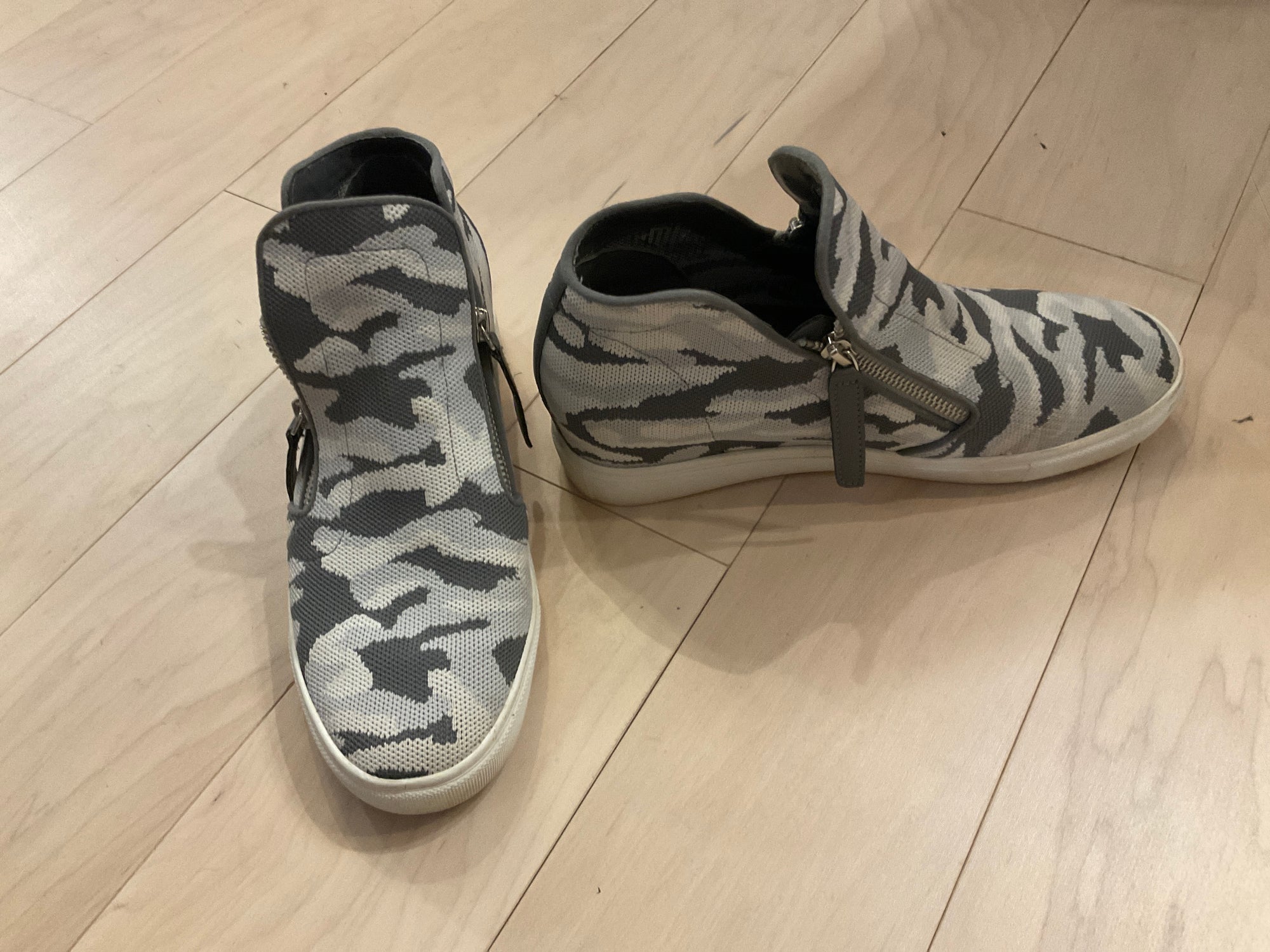 GRAY PATTERN STEVE MADDEN SHOE 10