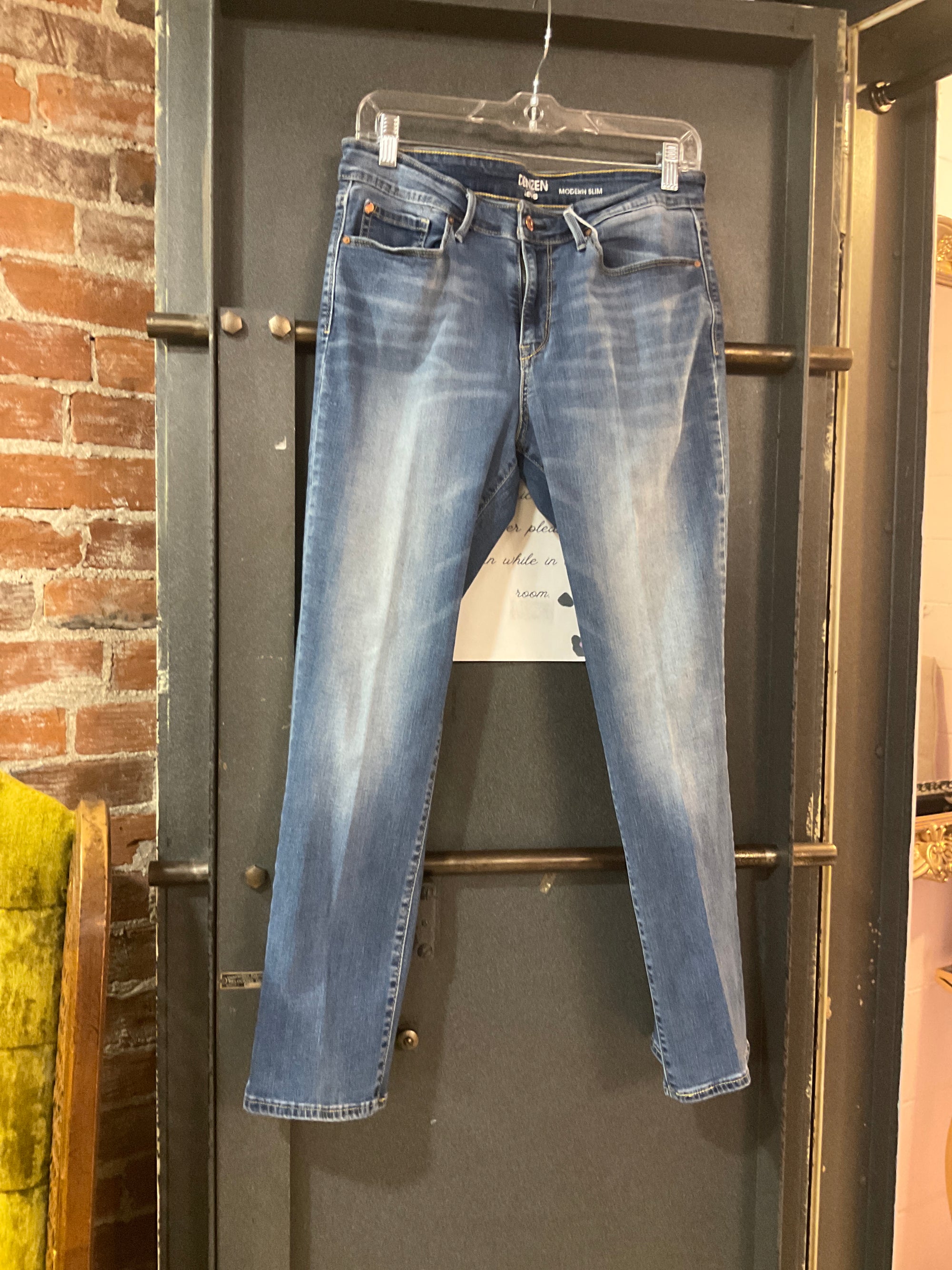 MED WASH LEVI DENIM 10