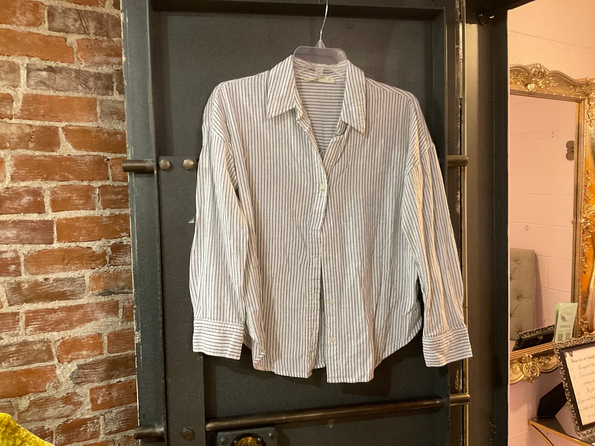 GRAY/WHITE STRIPE URBAN DAIZY LONG SLEEVE SHIRT M