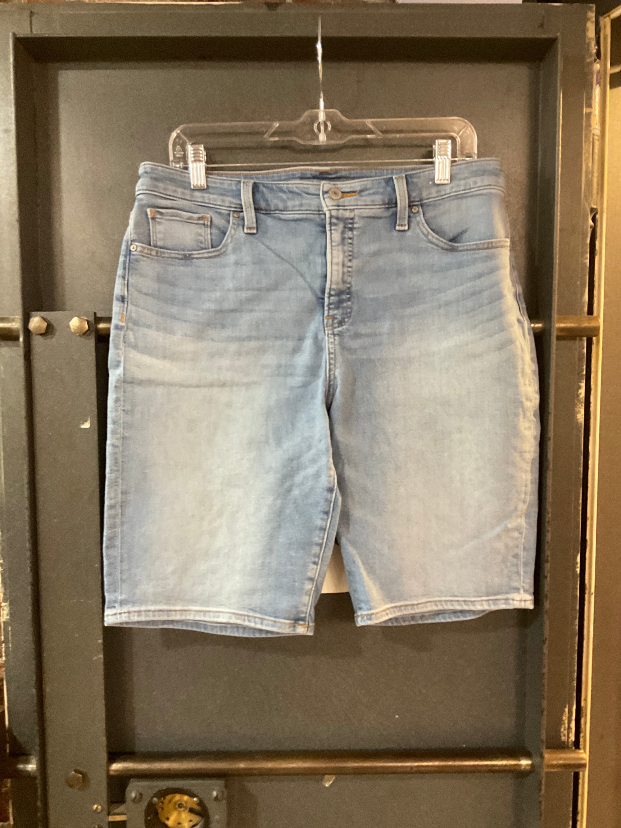 LIGHT WASH CHICOS SHORTS 14