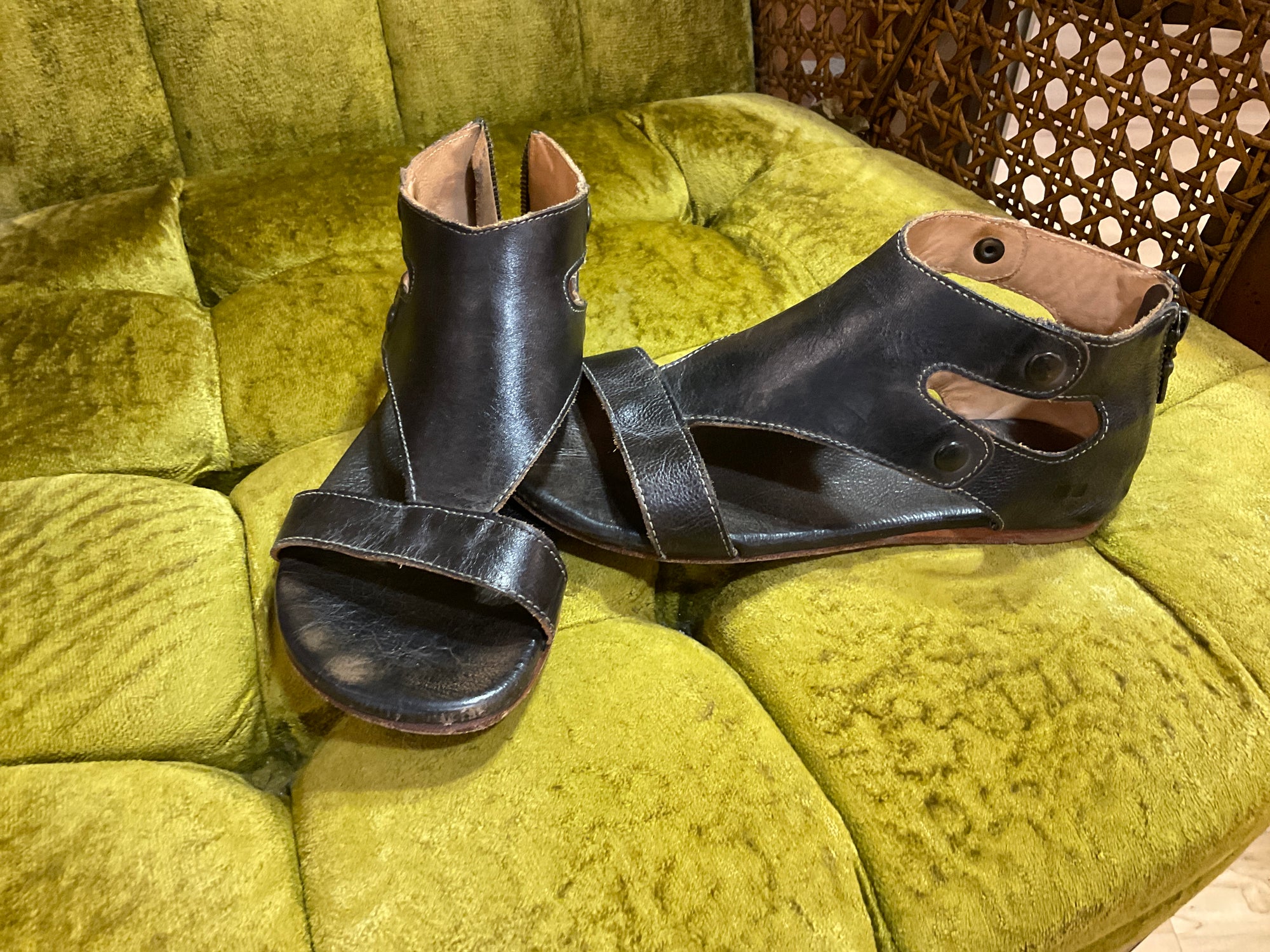 BROWN BED/STU SANDAL 6