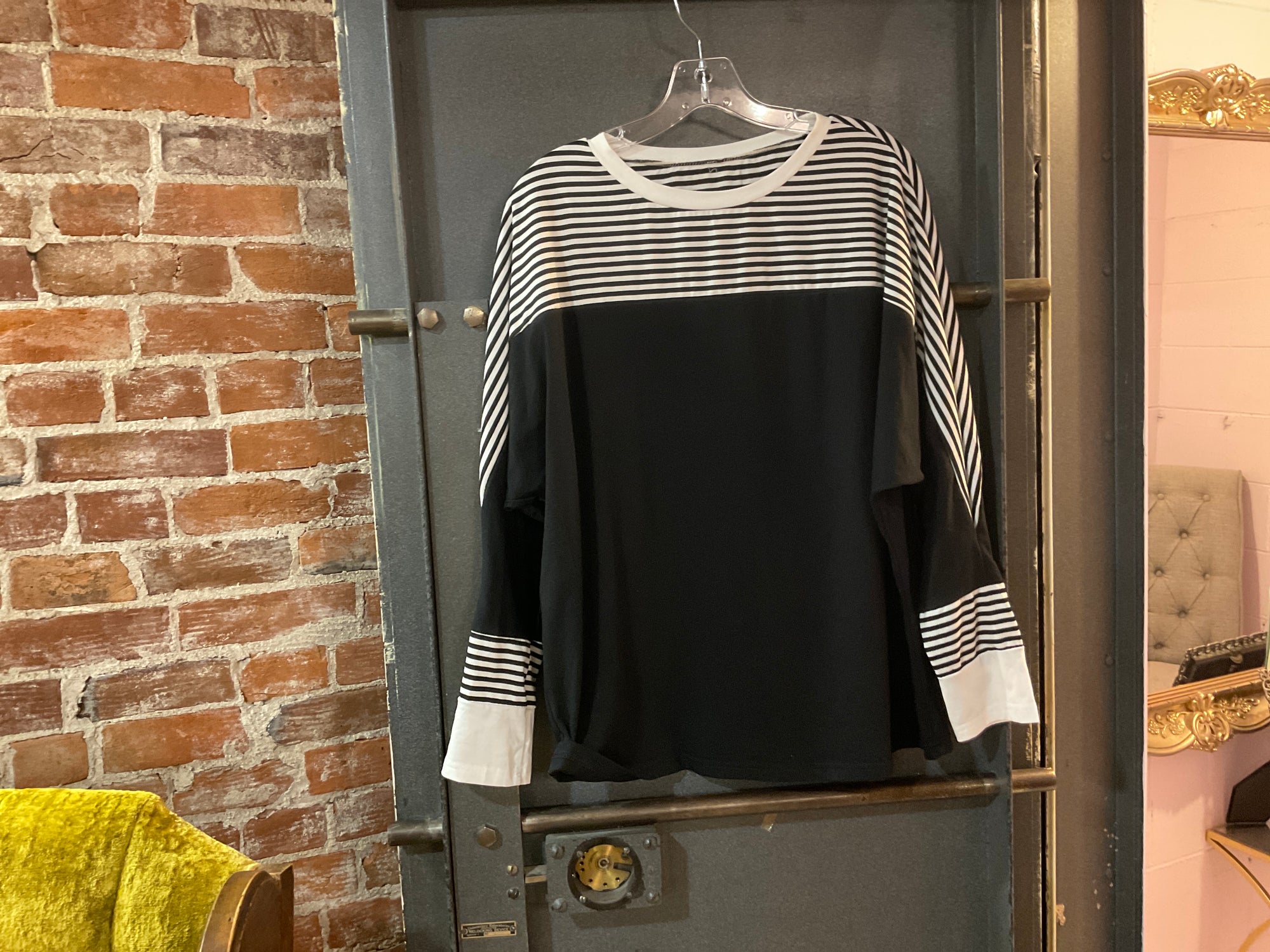 BLACK/WHITE STRIPE UNKNOWN LONG SLEEVE SHIRT L