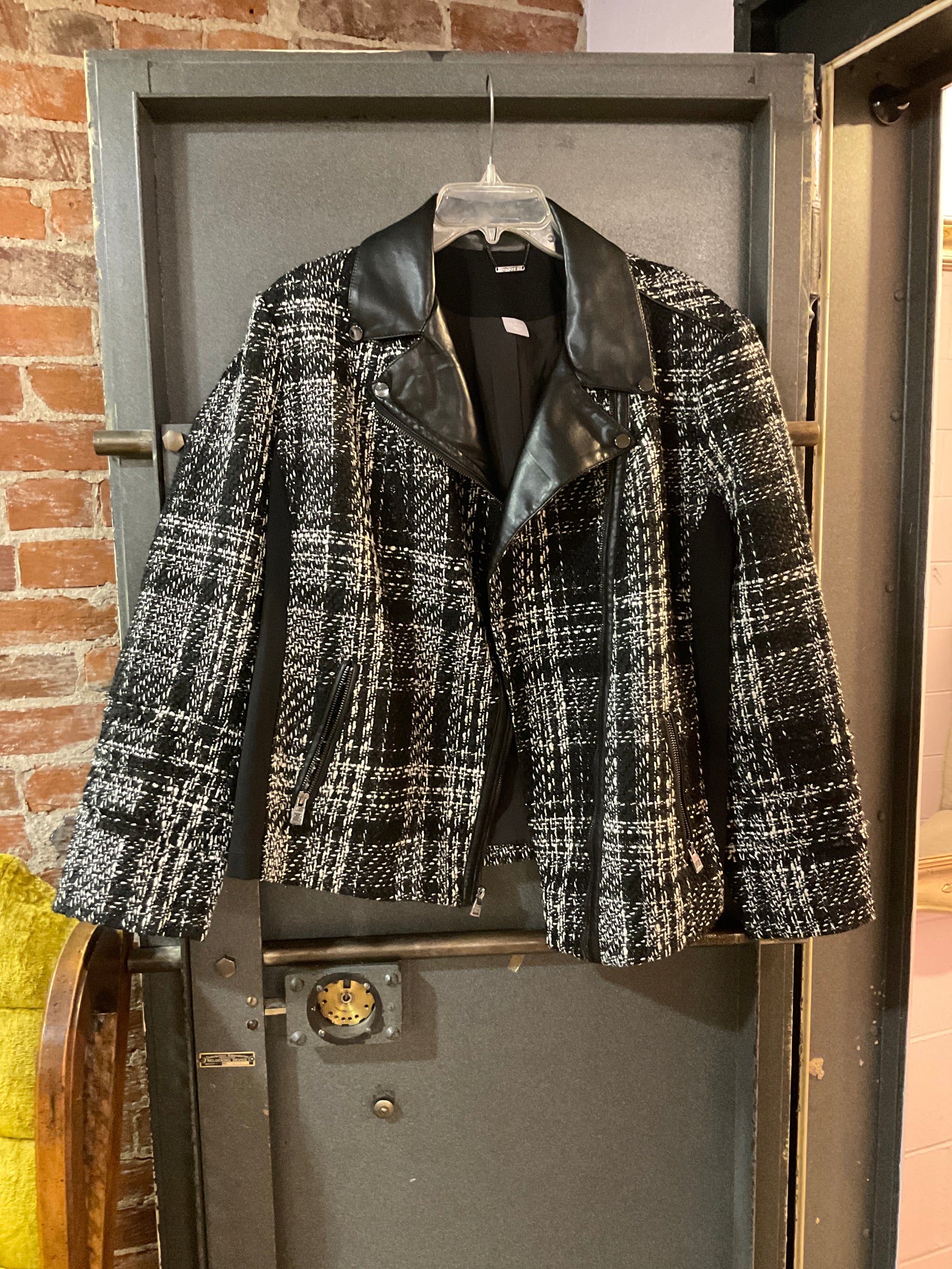 BLACK/WHITE PATTERN CHICOS JACKET XL