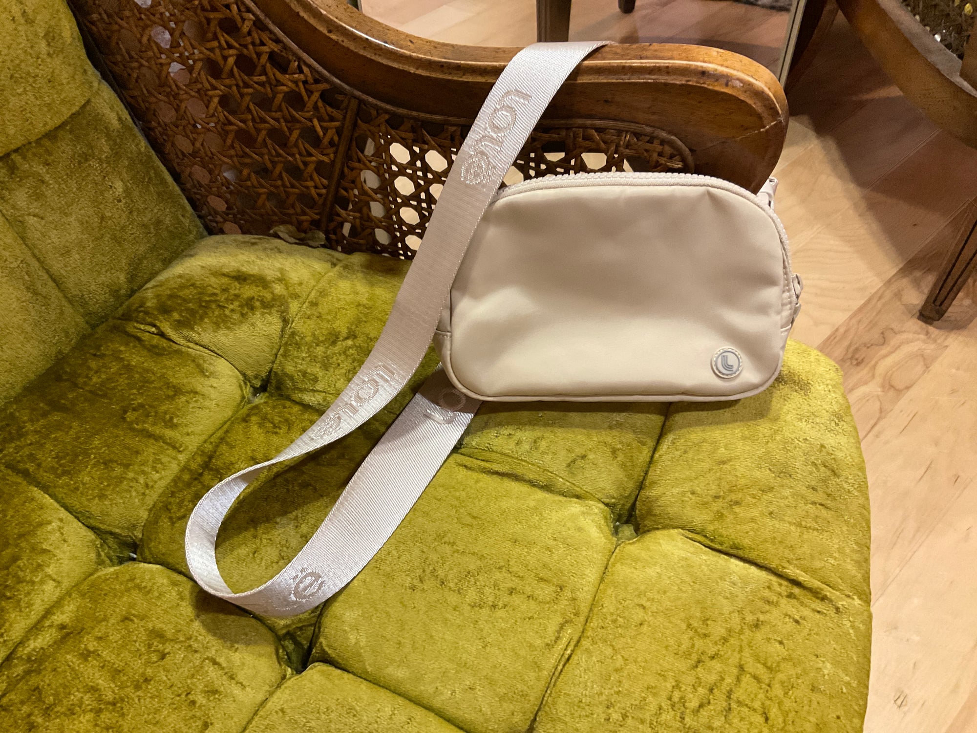CREAM LULULEMON BAG