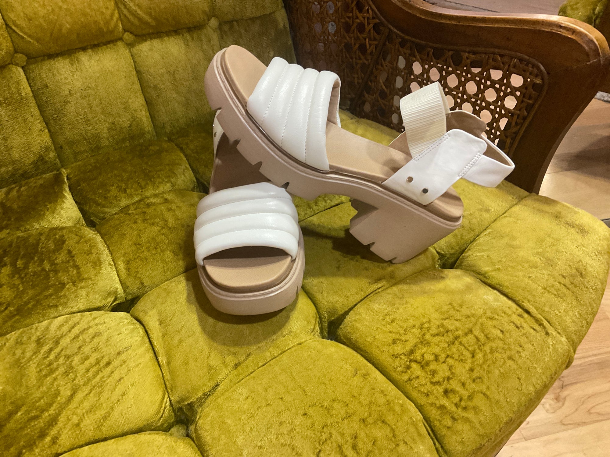 WHITE DR. SCHOLLS SANDAL 8.5