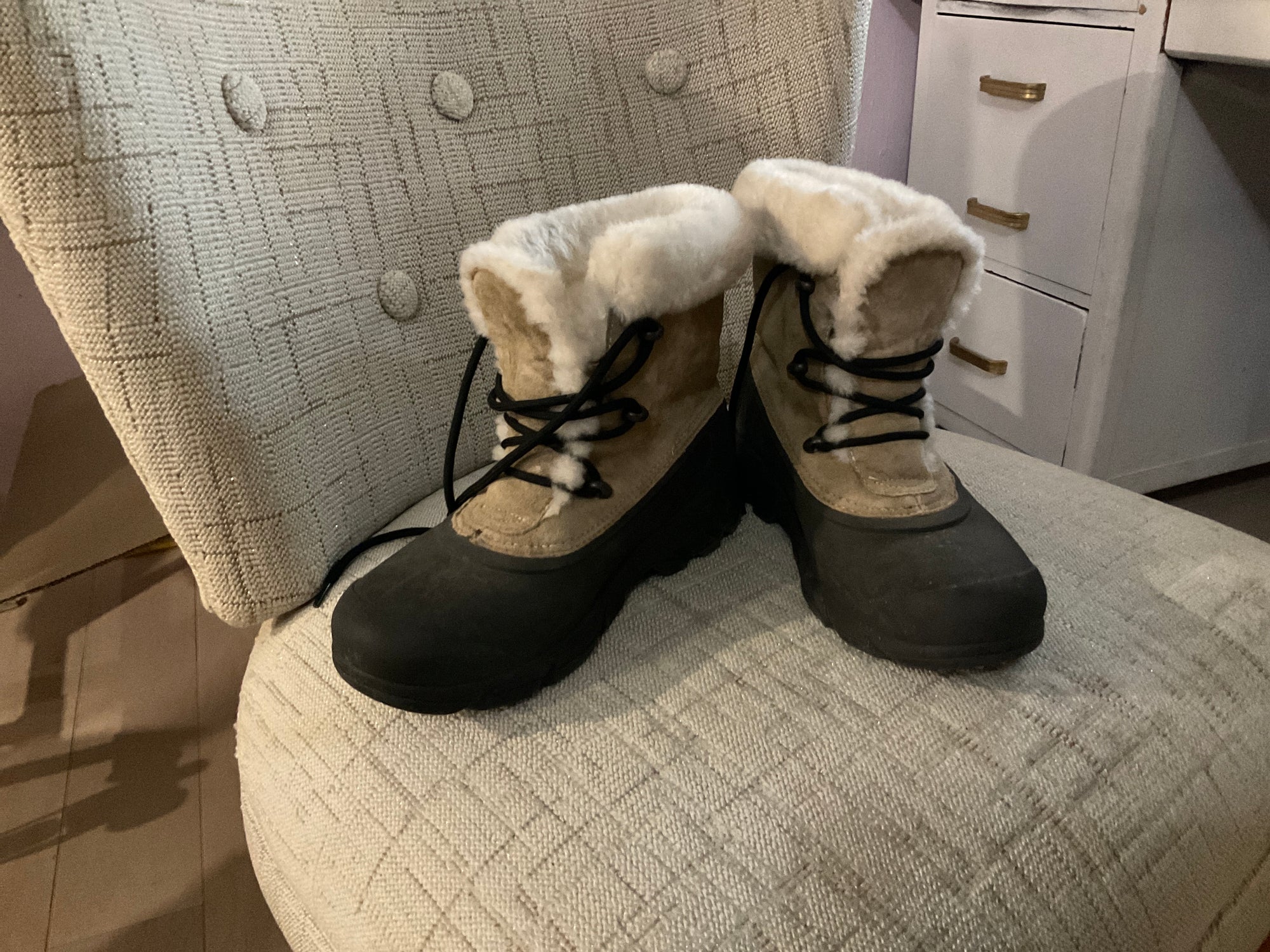BLACK/TAN SOREL BOOTS 8.5