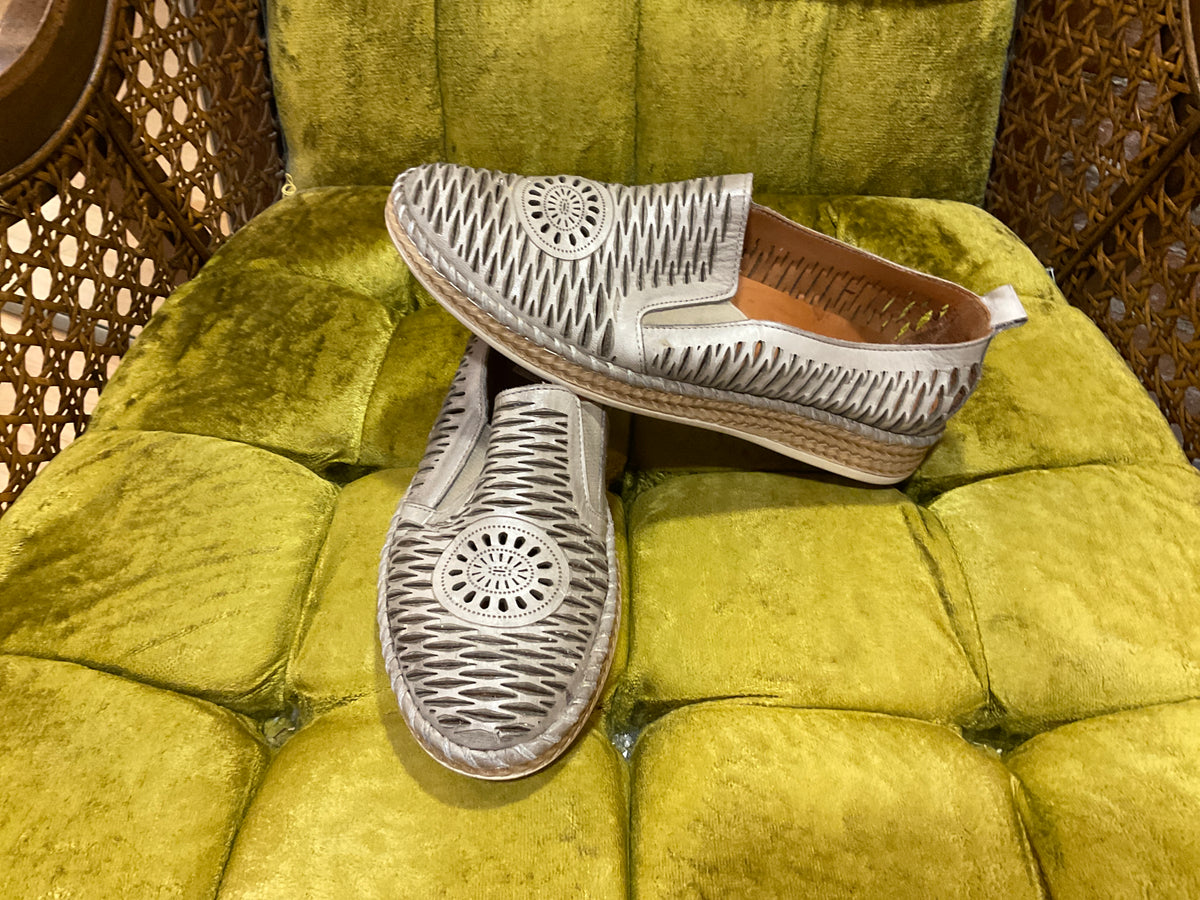 TAUPE SPRING STEP FLATS 8.5