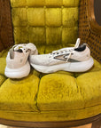 WHITE/BLACK BROOKS SHOE 9