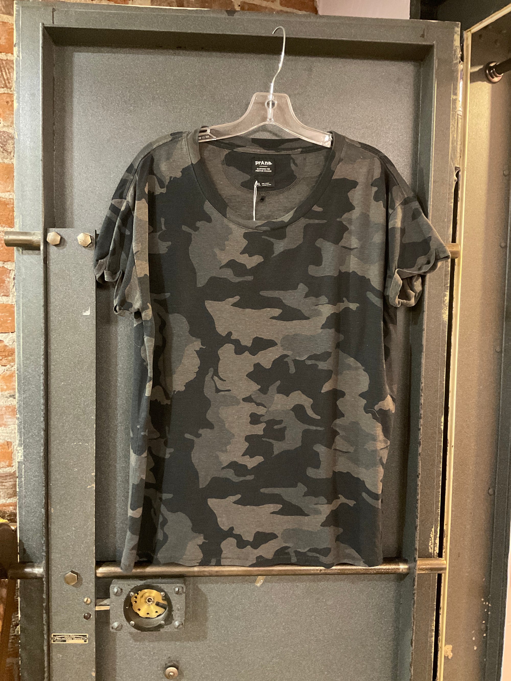 CAMO PRANA SHORT SLEEVE SHIRT XL