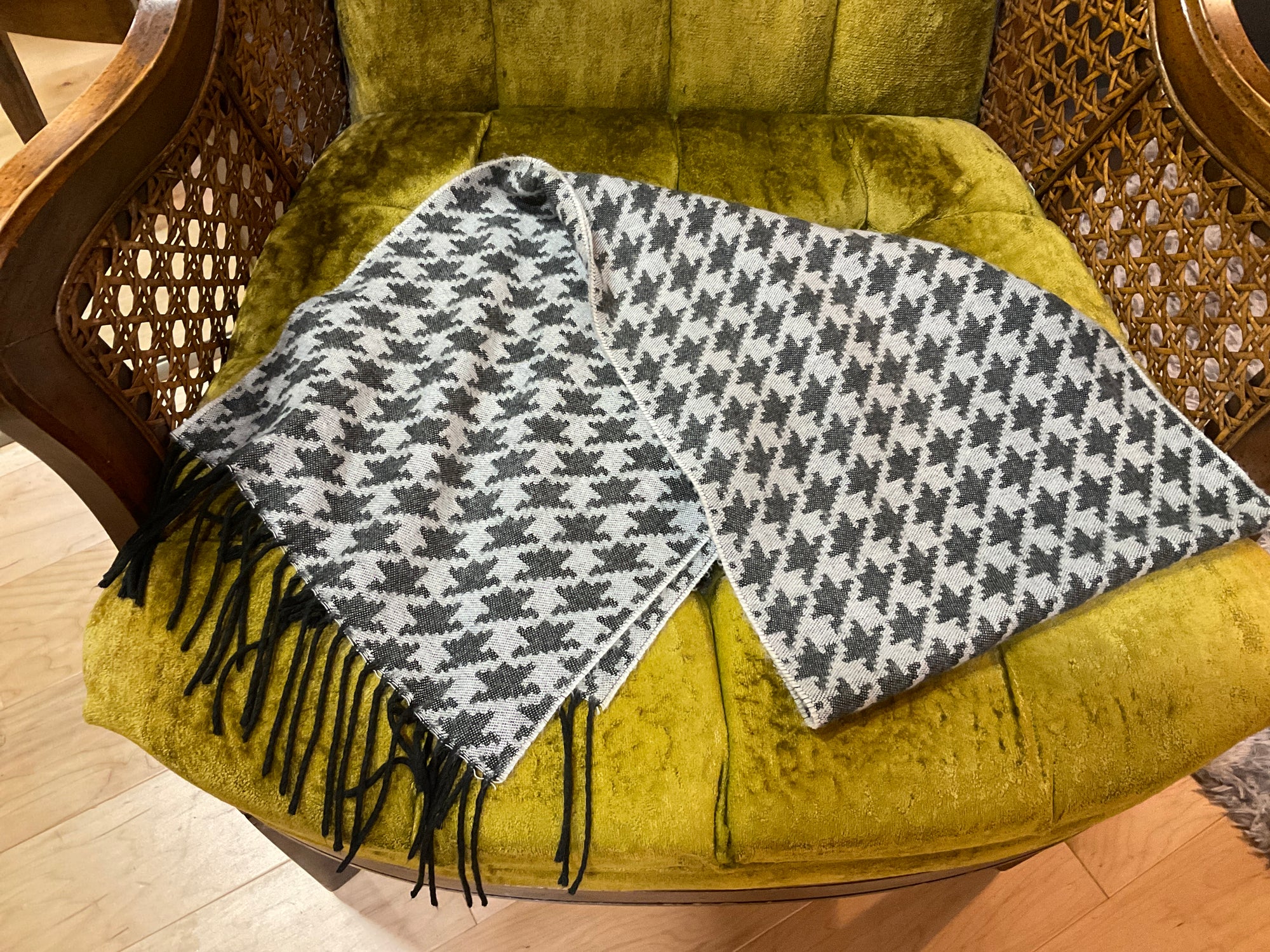 GRAY PATTERN UNKNOWN SCARF