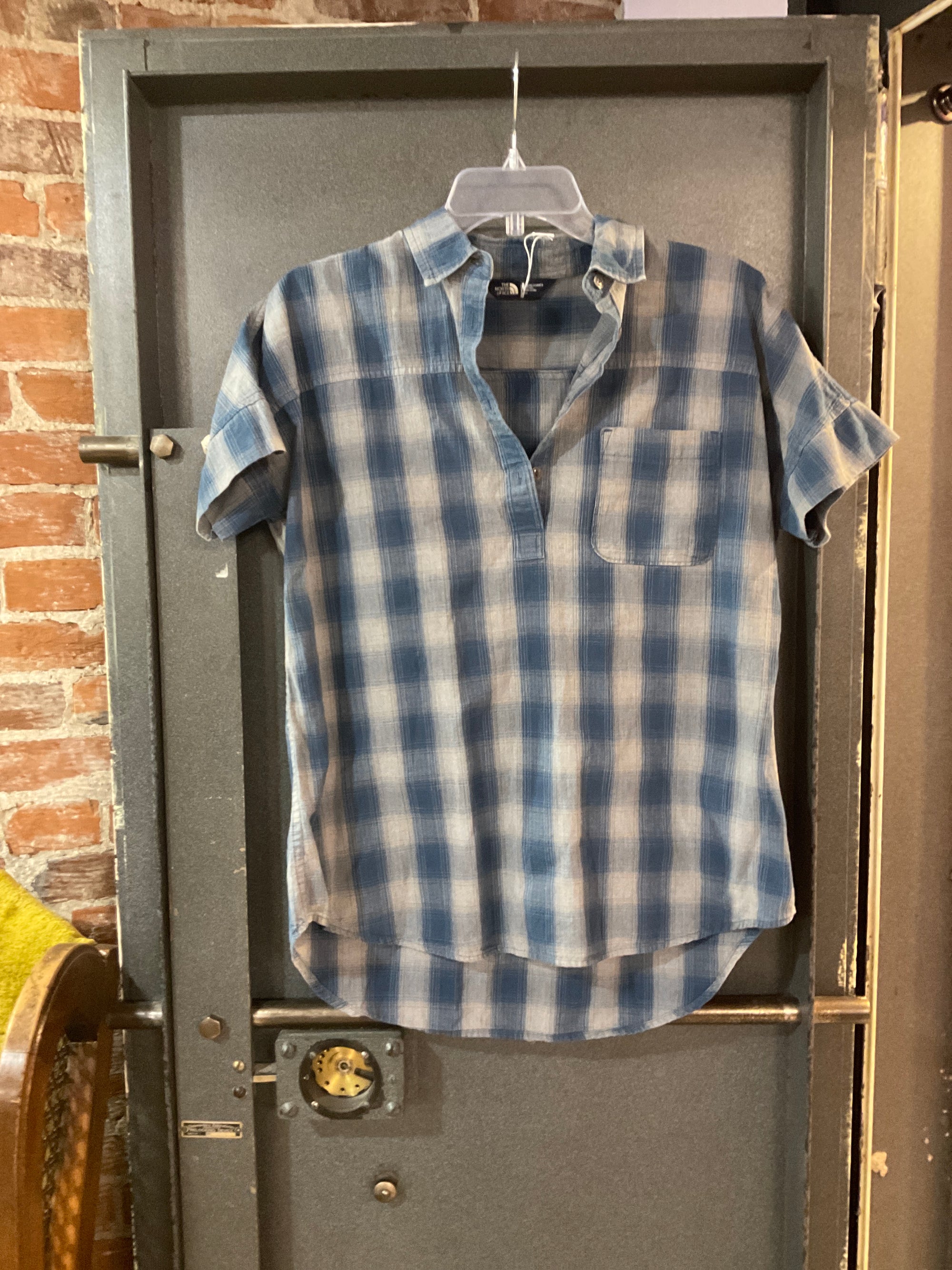 BLUE/GRAY PATTERN THE NORTHFACE SHORT SLEEVE SHIRT M