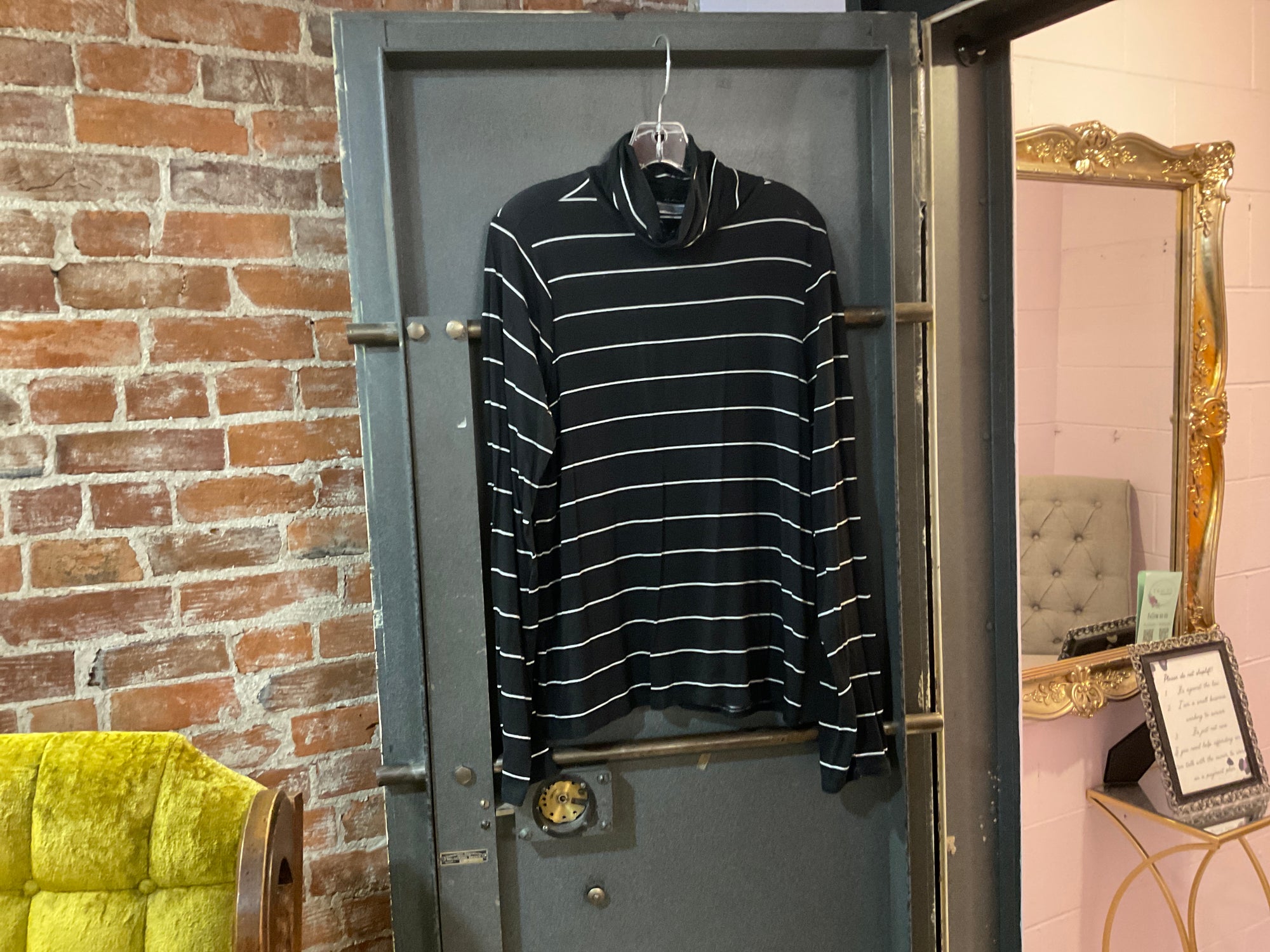BLACK/WHITE STRIPE MUD PIE LONG SLEEVE SHIRT L