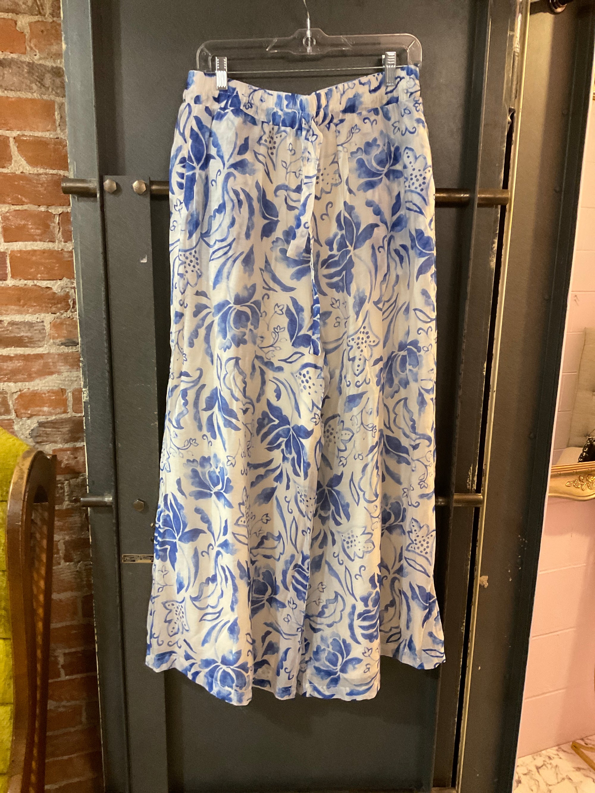 BLUE/WHITE FLORAL CECE PANTS M