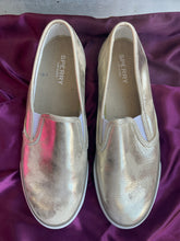 Load image into Gallery viewer, {{Client Code}} GOLD SPERRY SHOE, 7.5
