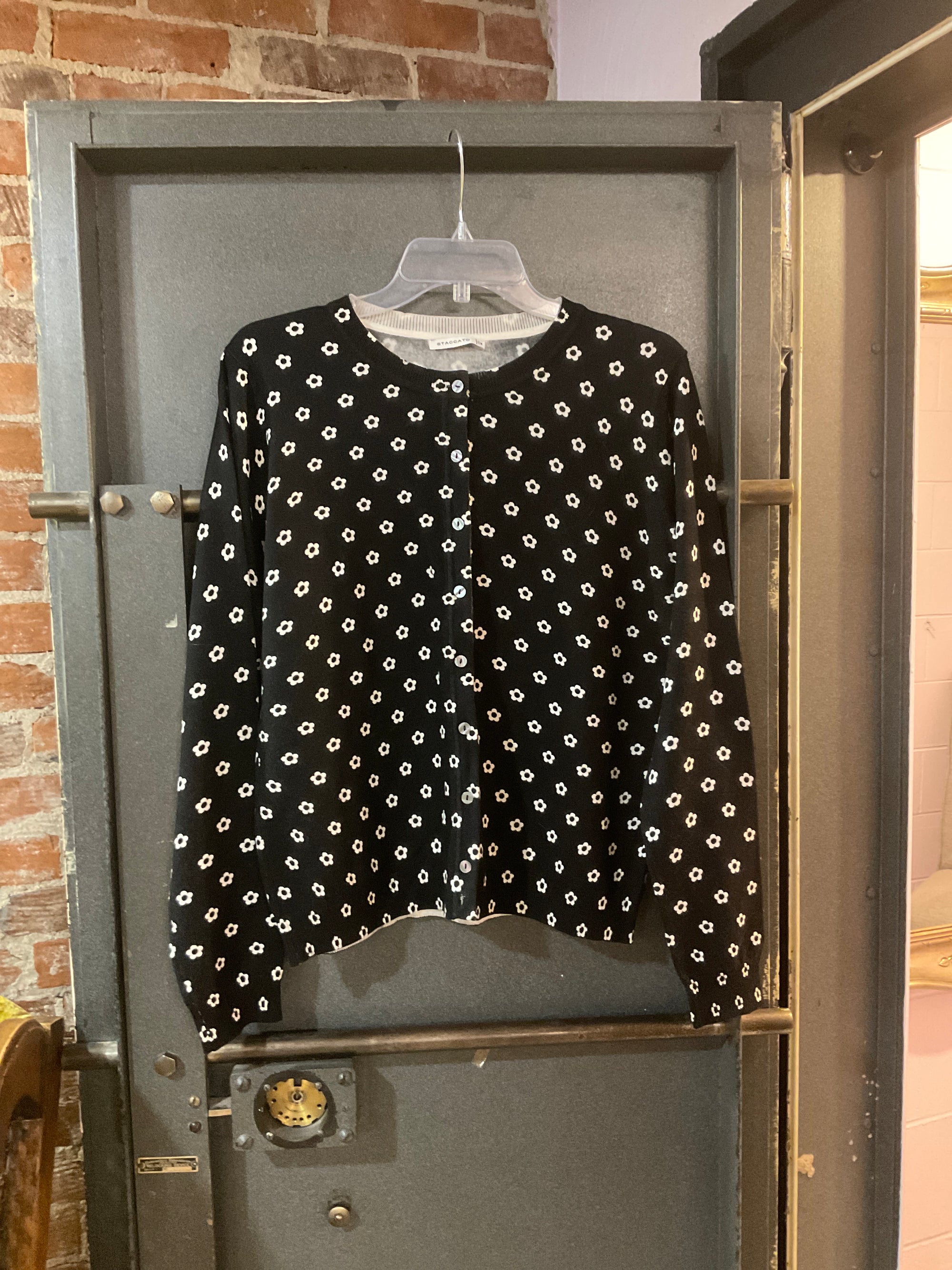 BLACK/WHITE FLORAL STACCATO CARDIGAN M
