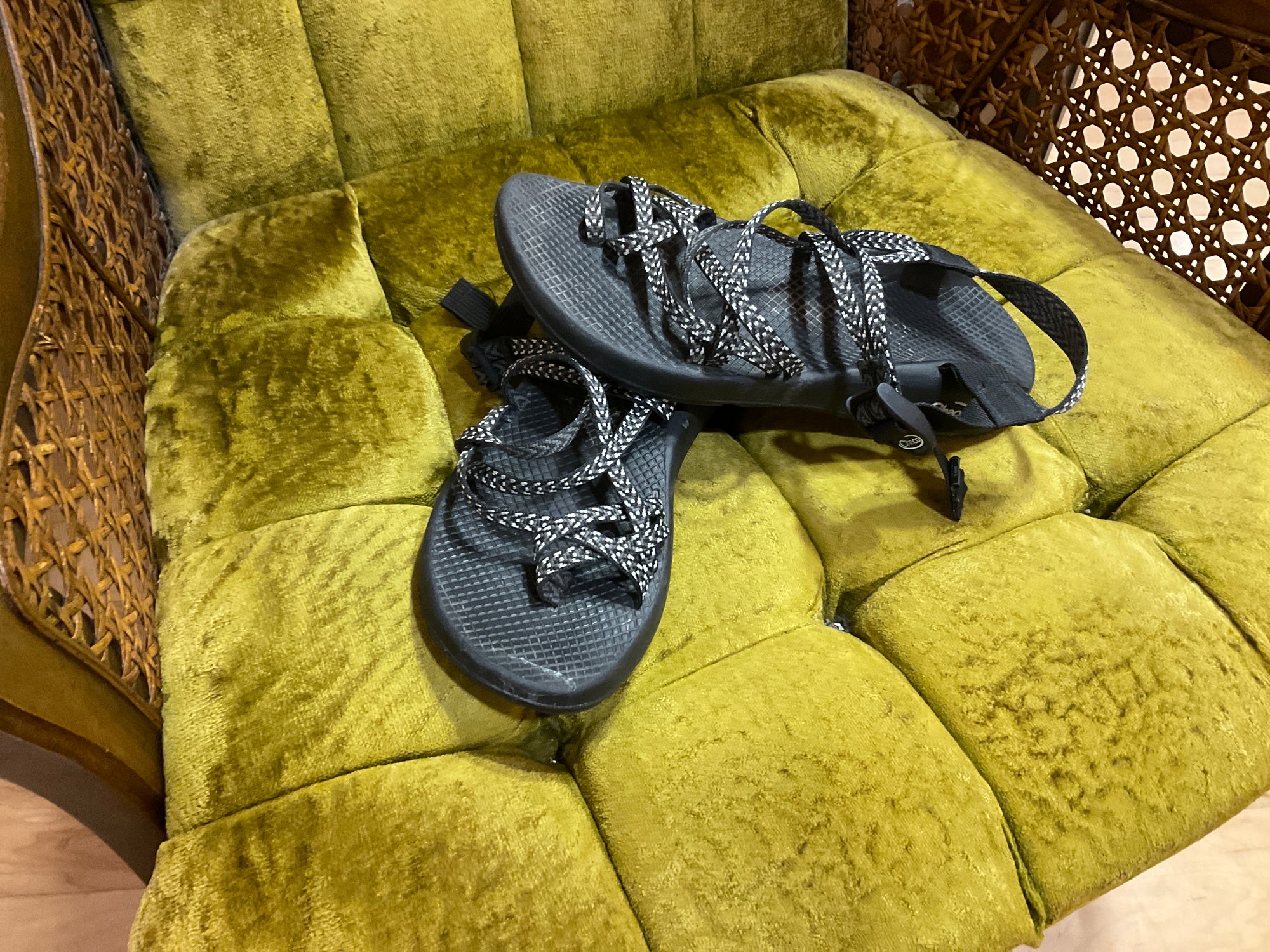 BLACK CHACO SANDAL 9