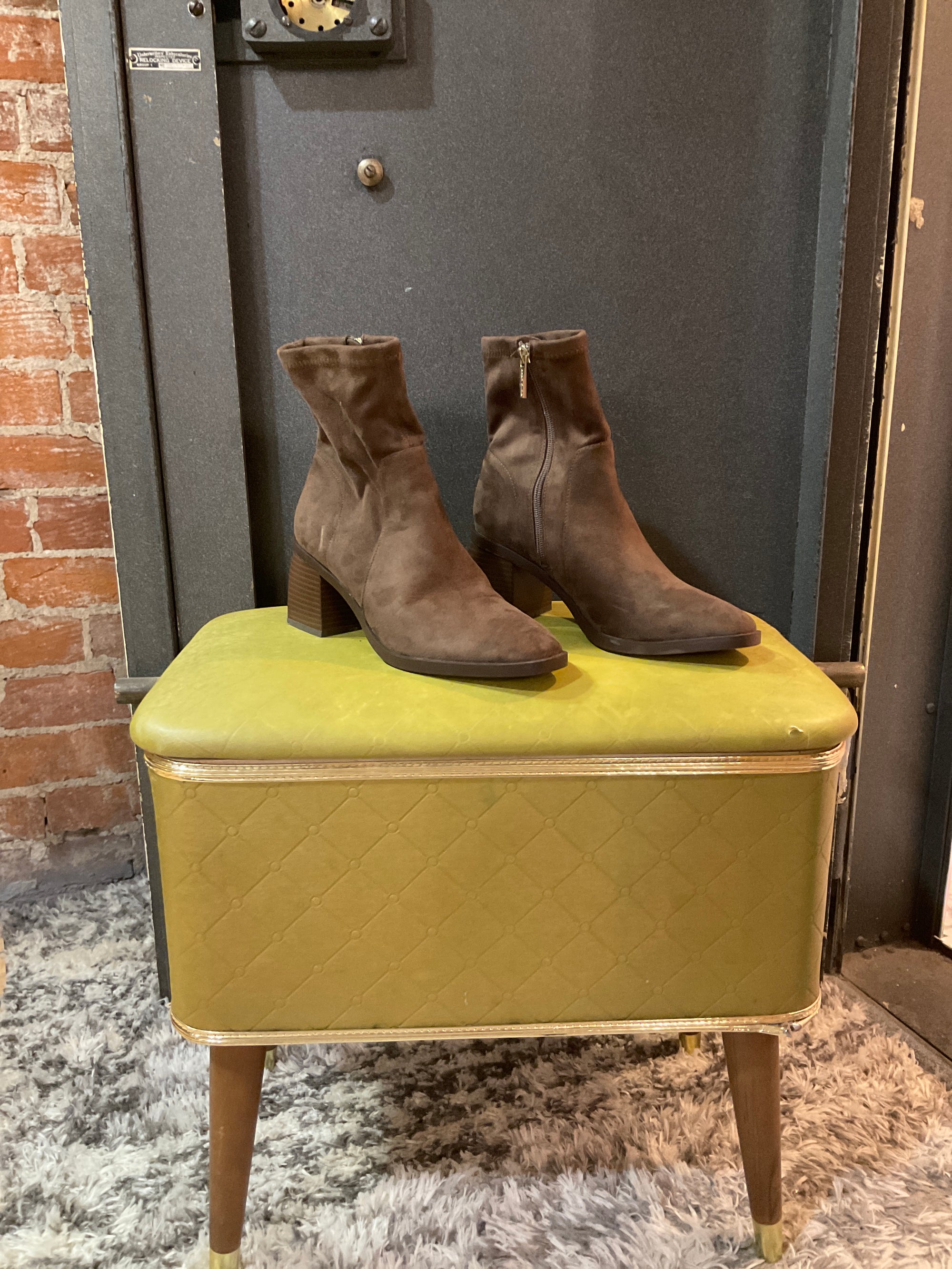 BROWN ANNE KLEIN SHOE 7.5