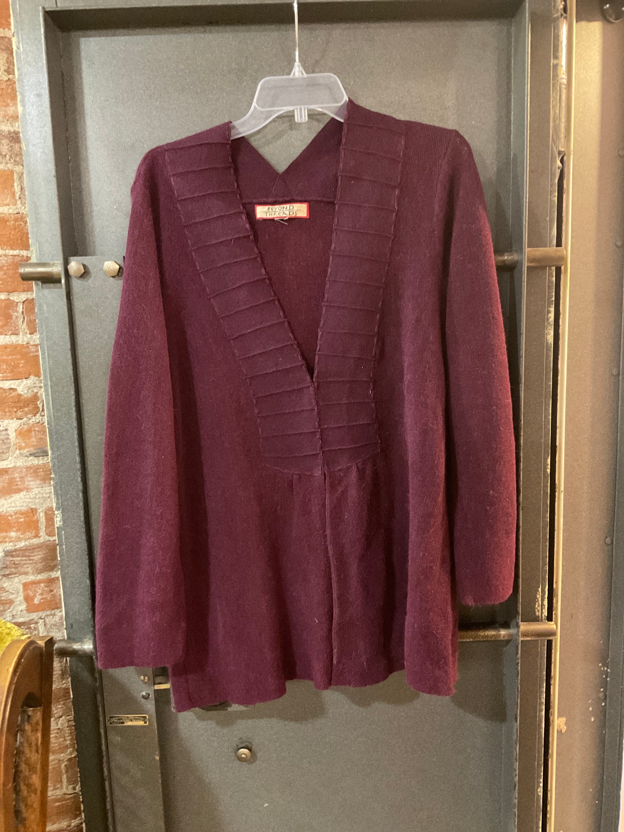 MARROON BEYOND THREADS SWEATER L