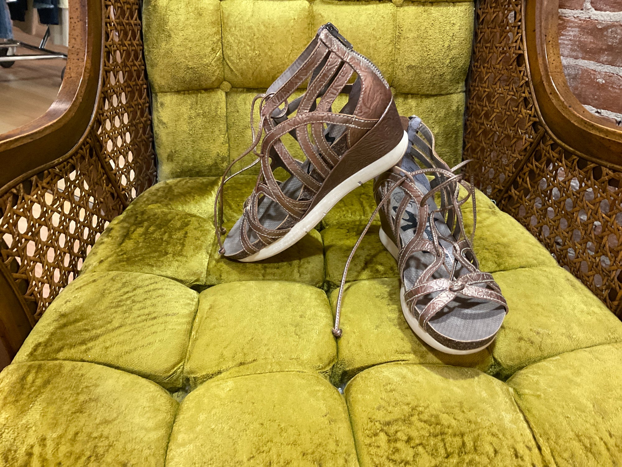BROWN OTBT WEDGE 8.5