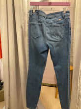 Load image into Gallery viewer, {{Client Code}} LIGHT WASH INC SKINNY JEANS, 8
