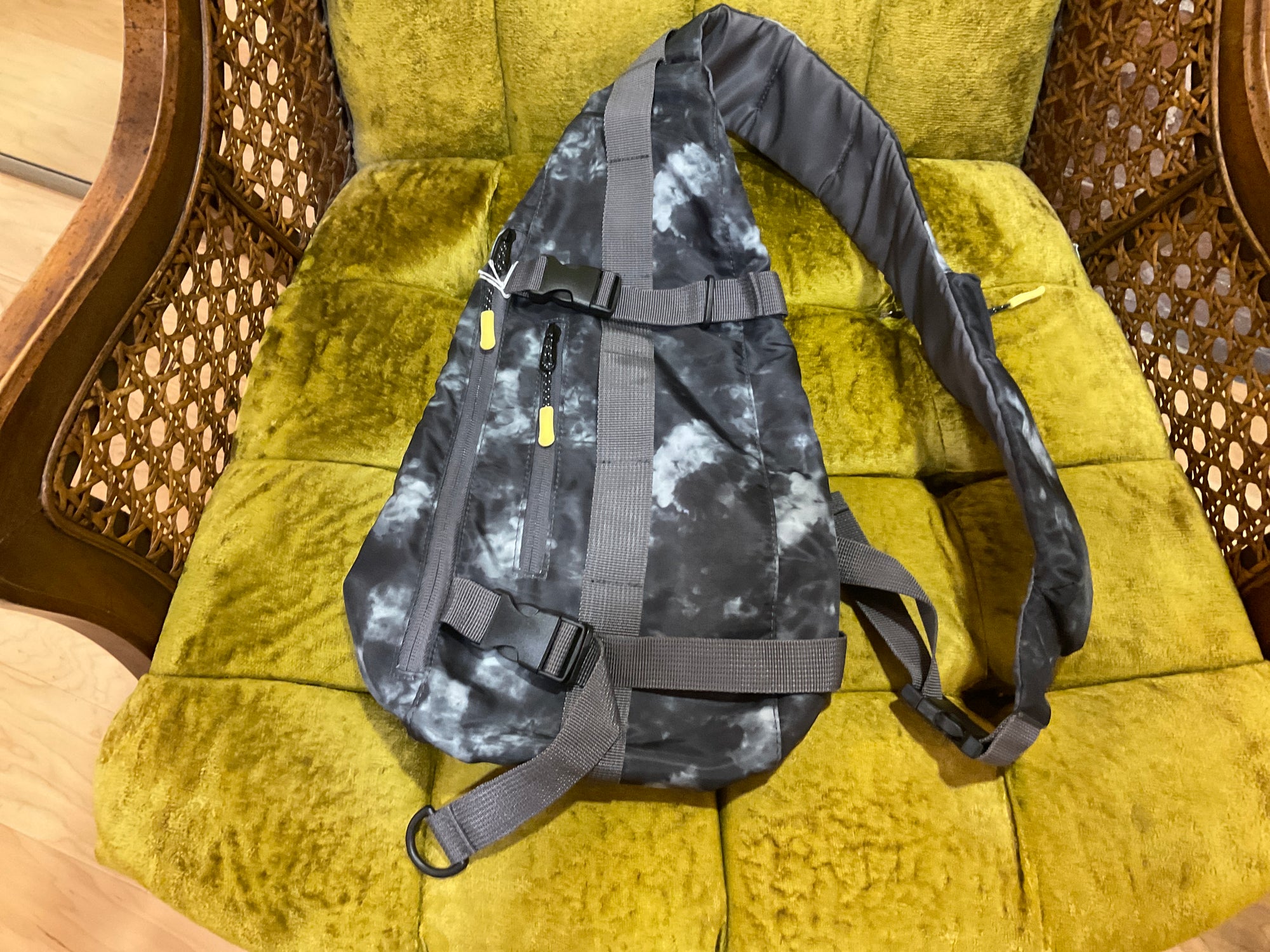 BLACK/WHITE PATTERN UNKNOWN SLING BAG