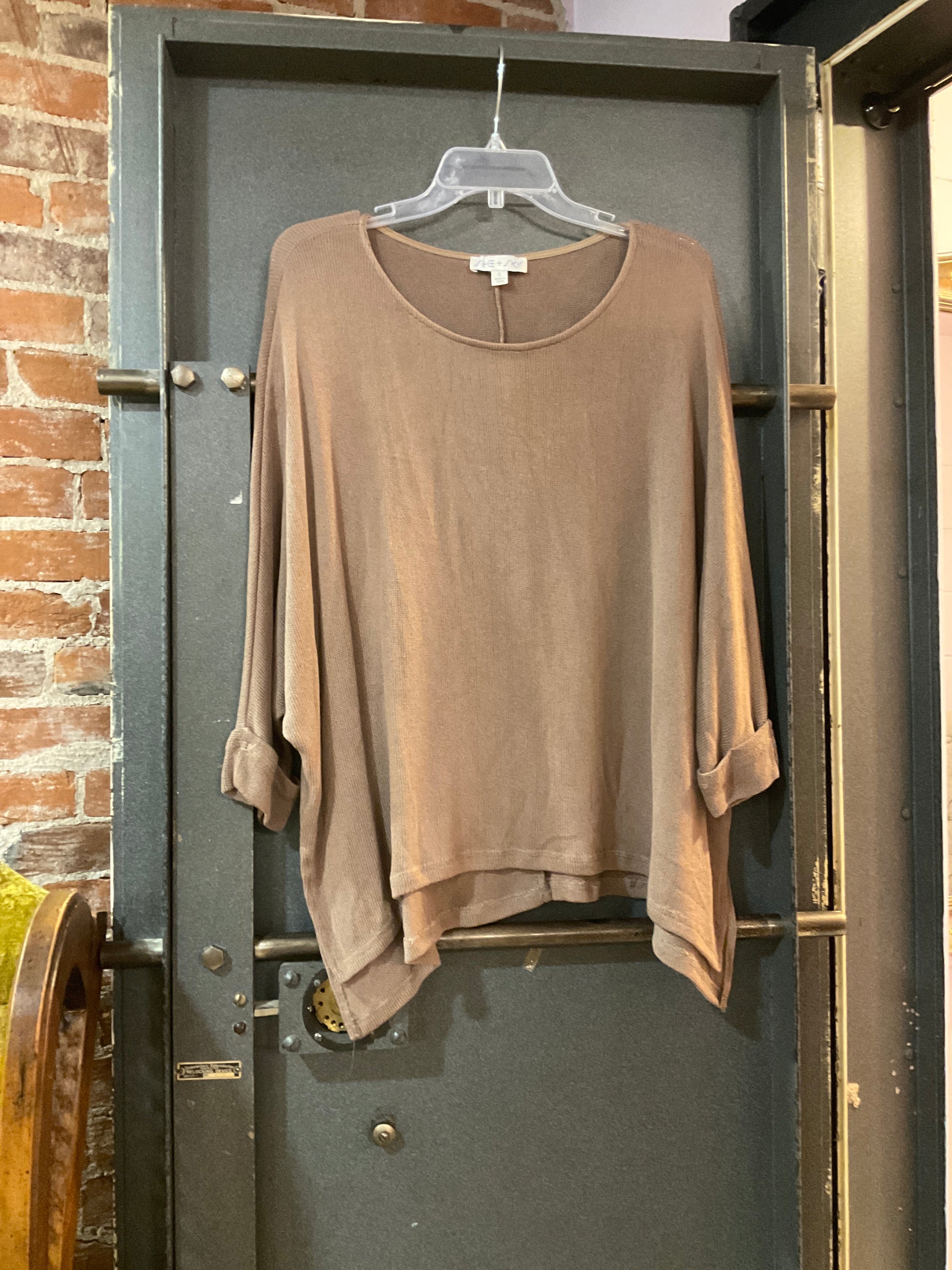 BROWN SHE + SKY SWEATER L