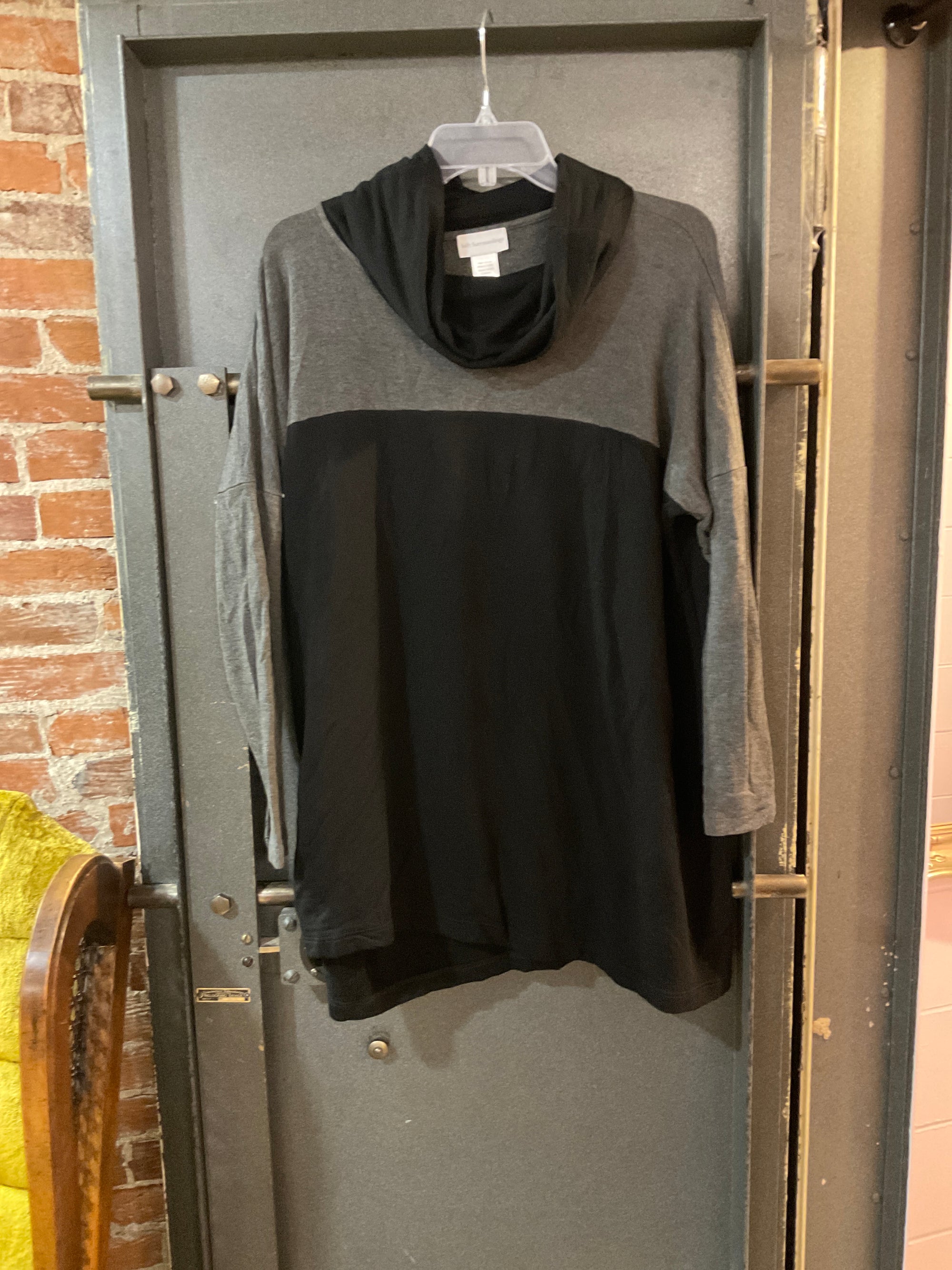 GRAY/BLACK SOFT SURROUNDINGS LONG SLEEVE SHIRT L