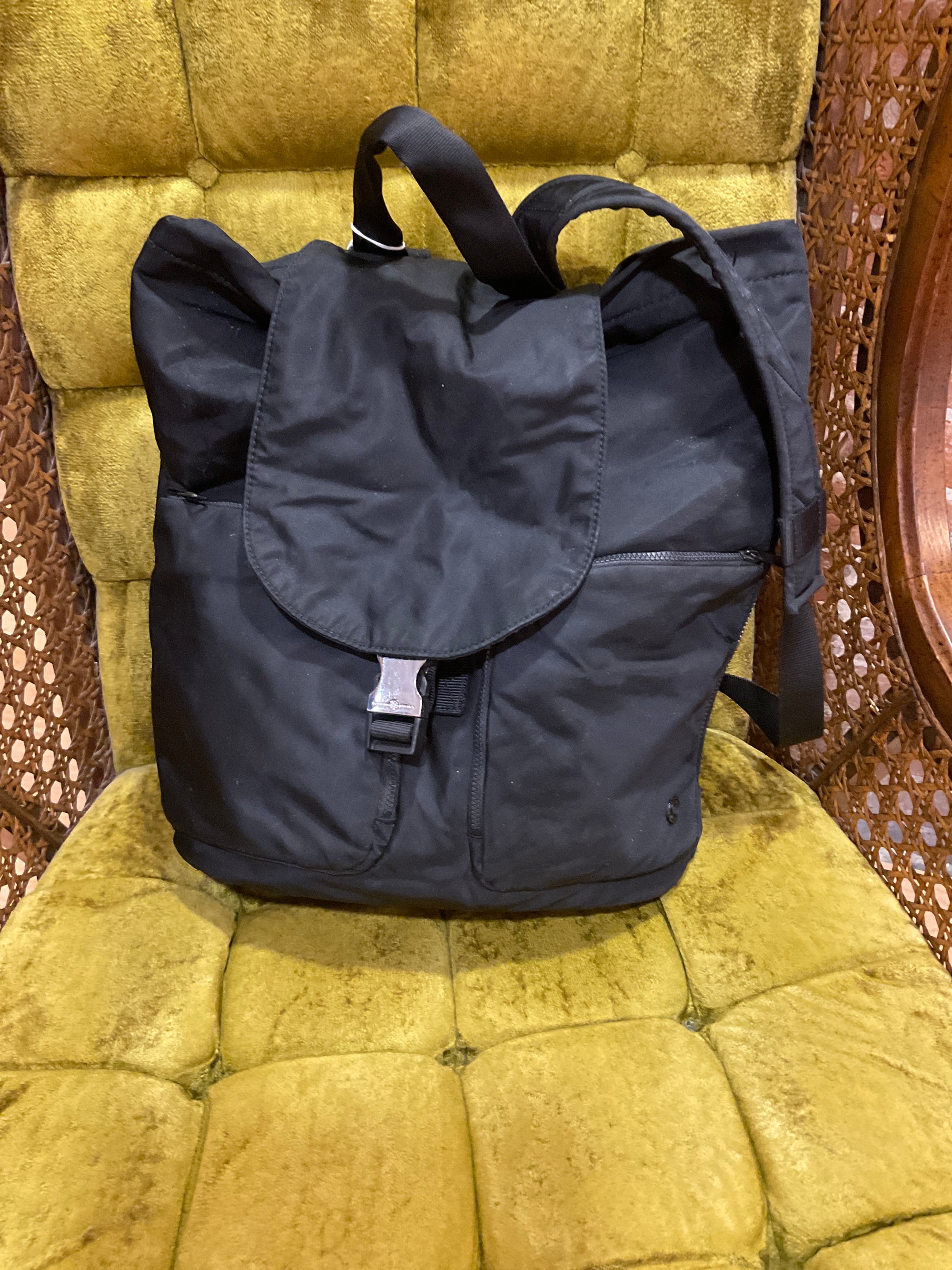 BLACK LULULEMON BACKBACK 18