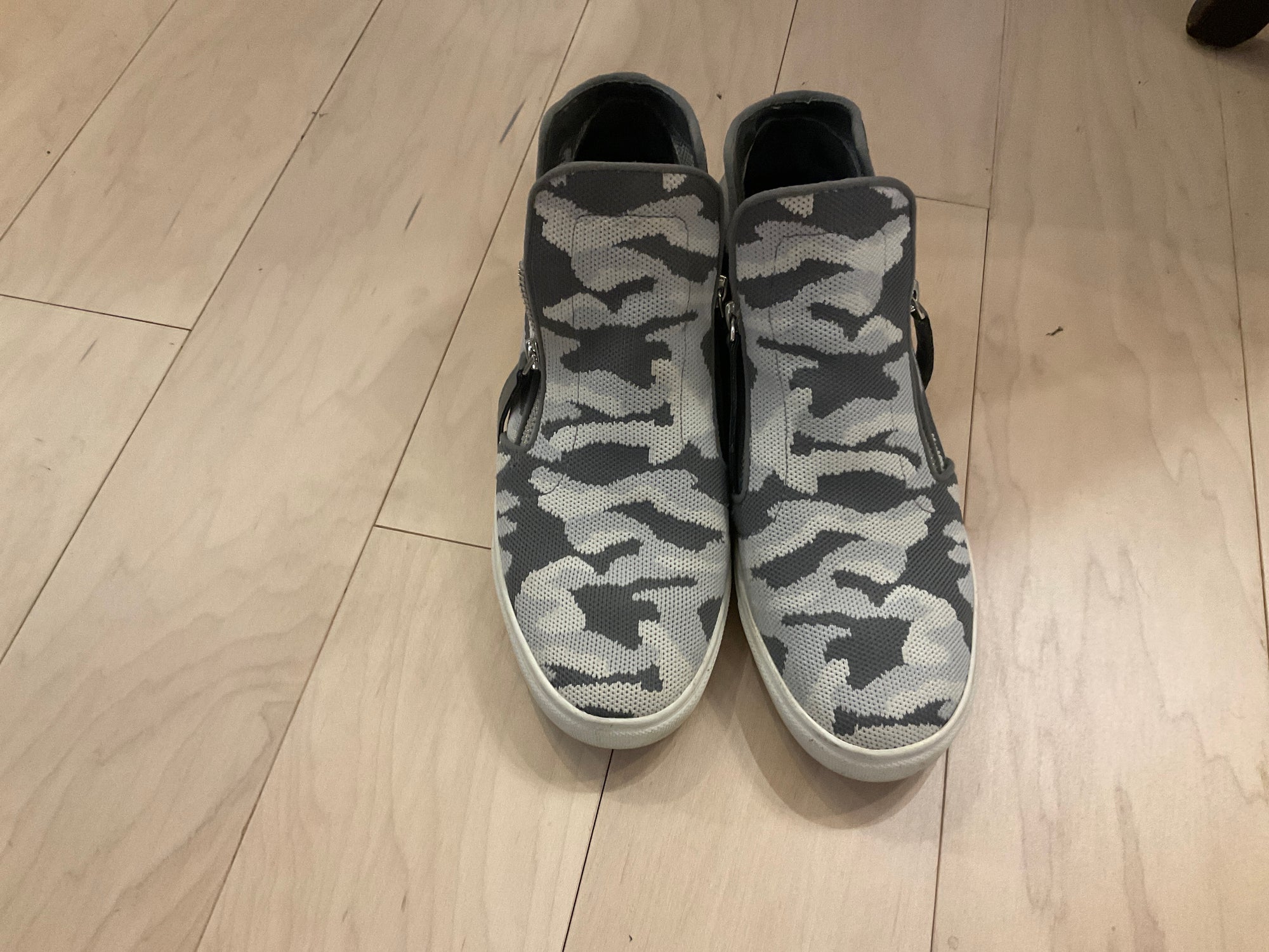 GRAY PATTERN STEVE MADDEN SHOE 10