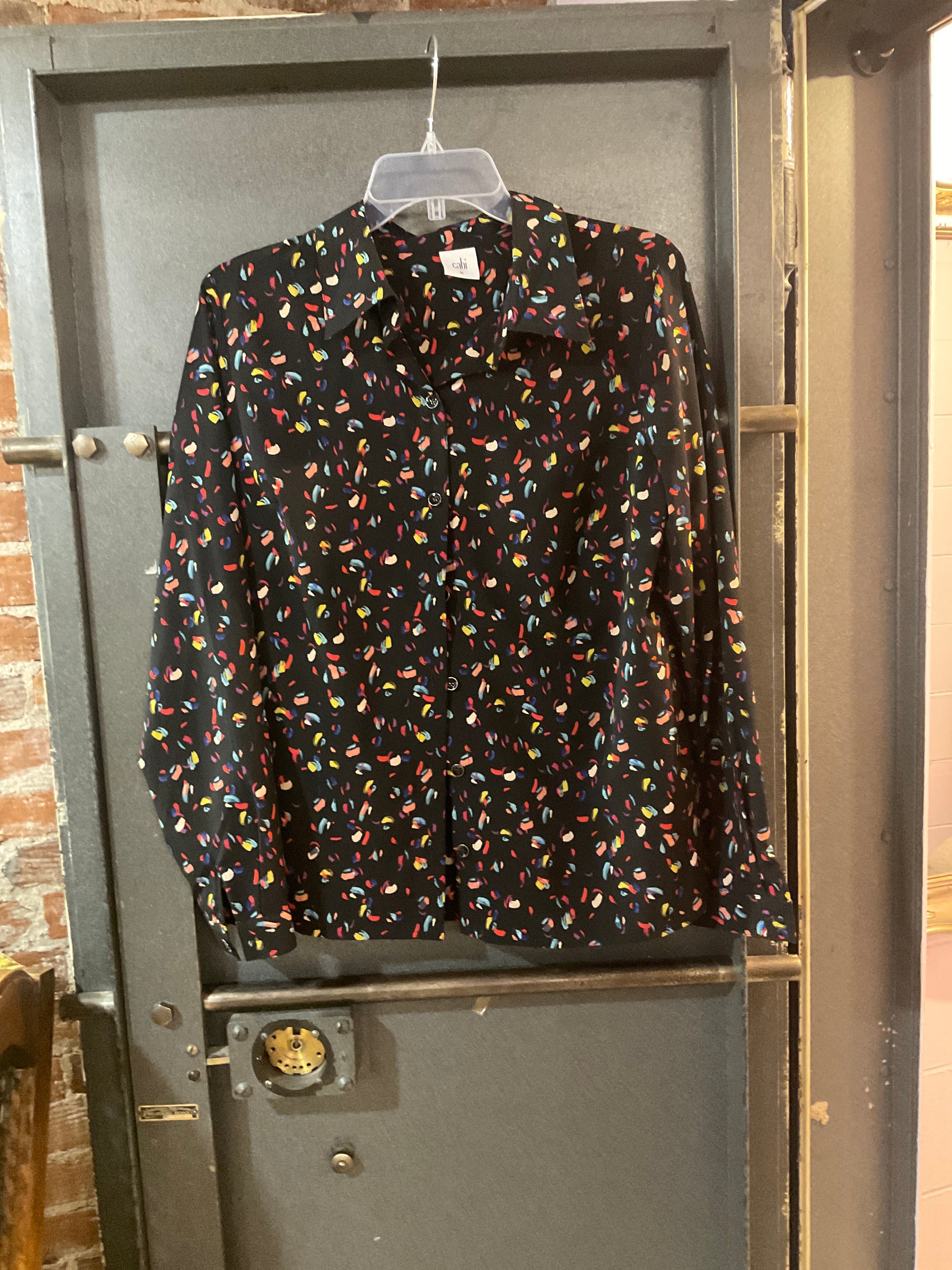 PATTERNED BLACK/RED/ORANGE CABI LONG SLEEVE SHIRT M