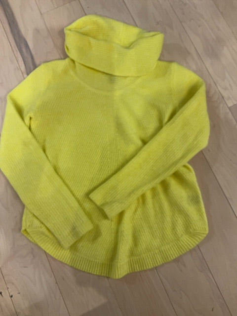 YELLOW TAHARI TURTLENECK SWEATER M