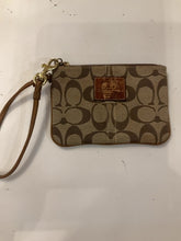 Load image into Gallery viewer, {{ClientCode}} BROWN COACH wristlet
