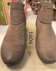 BROWN TAOS ANKLE BOOTS 7