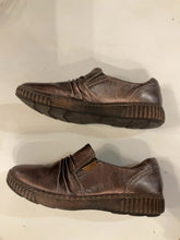 Load image into Gallery viewer, {{ClientCode}} BRONZE CLARKS METALLIC SHOE, 9.5
