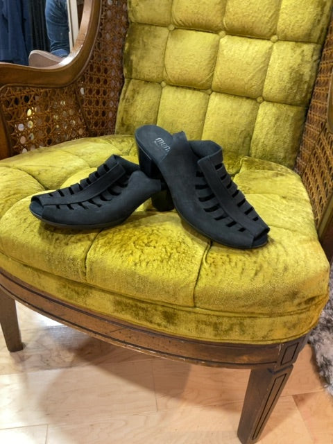 BLACK MUNRO AMERICAN  8