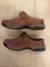 Load image into Gallery viewer, {{ClientCode}} RED/TAN THERAFIT CLOGS, 6.5
