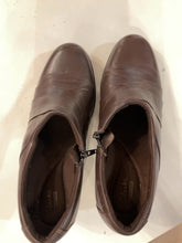 Load image into Gallery viewer, {{ClientCode}} BROWN CLARKS SHOE, 9
