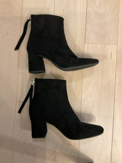 {{ClientCode}} BLACK UNKNOWN ANKLE BOOTS, 8.5