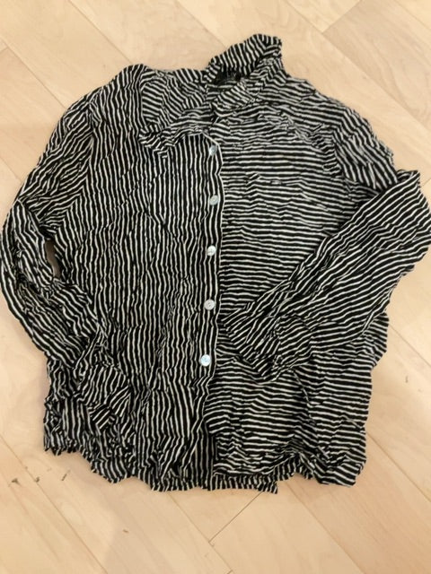 BLK/WHT STRIPE LIV BUTTON DOWN LONG SLEEVE L