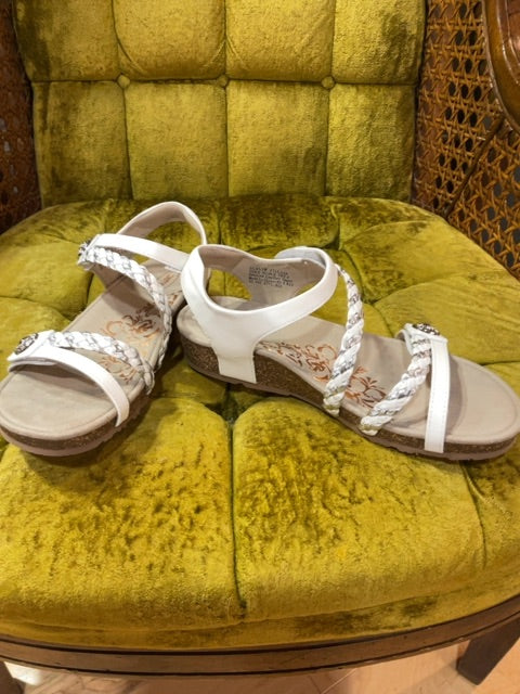 WHITE AETREX SANDAL 8