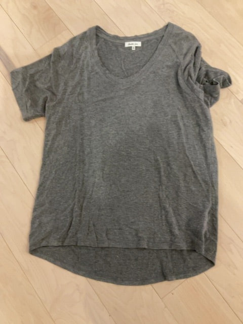 GREY ANOTHER LOVE VNECK TEE SHIRT M